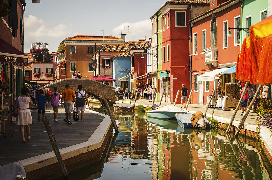 Bunte Häuser entlang des Kanals; Burano, Italien