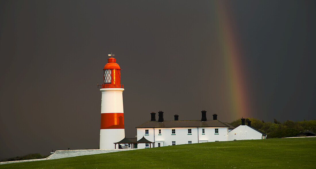 Regenbogen und ein rot-weißer Leuchtturm; South Shields, Tyne And Wear, England