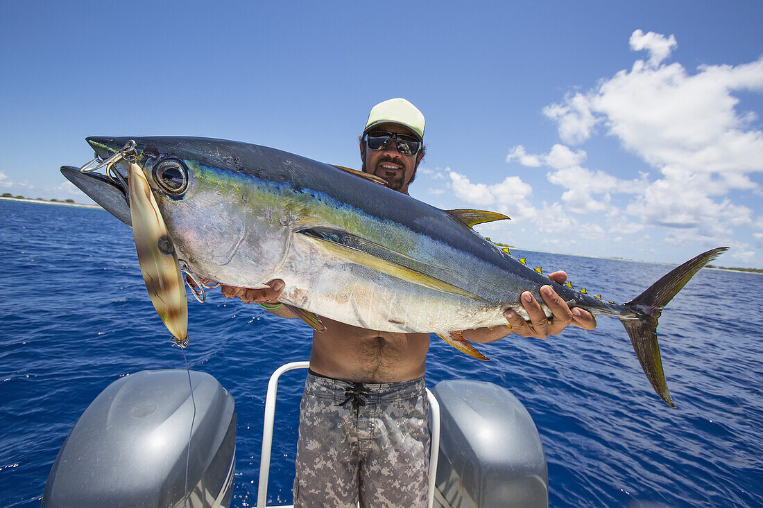 Fischer posiert mit Gelbflossenthunfisch (Thunnus Albacares); Tahiti.
