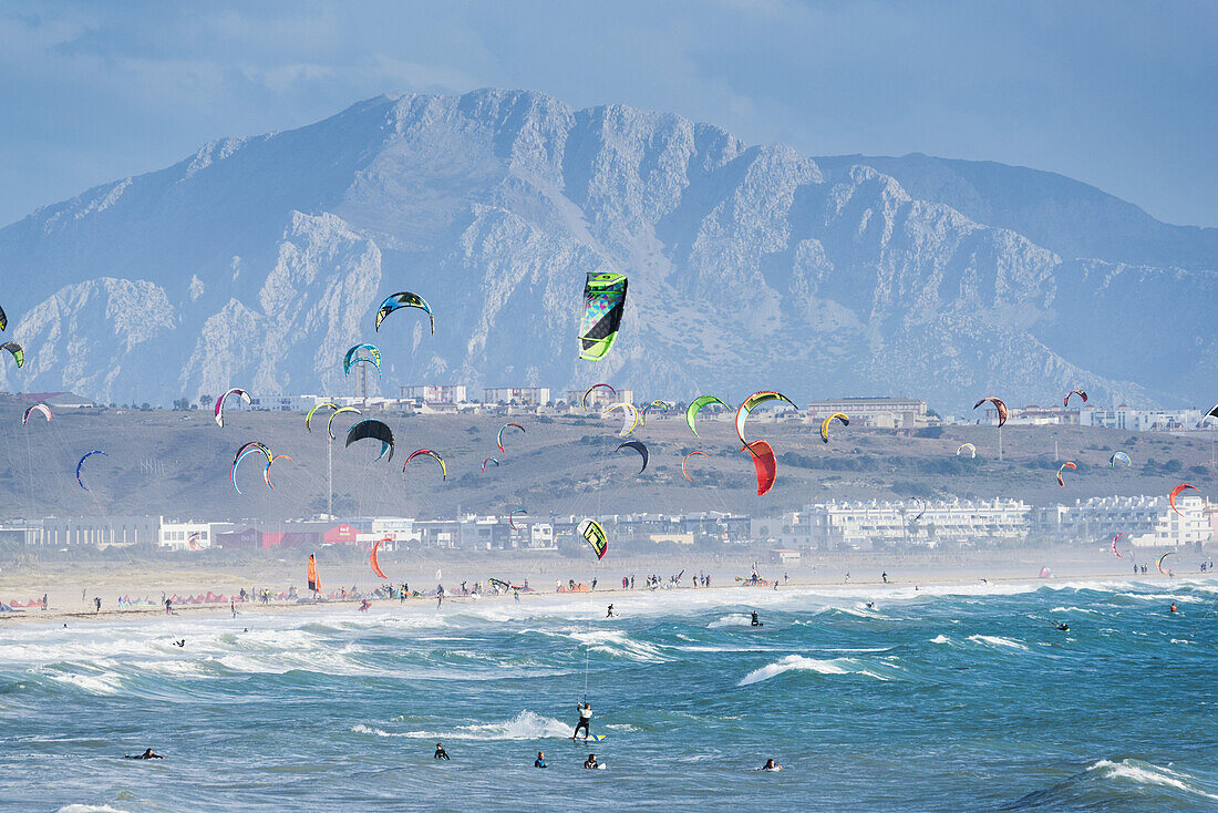 Kitesurfen mit Tarifa und Marokko im Hintergrund; Tarifa, Cádiz, Andalusien, Spanien