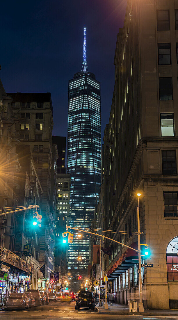 World Trade Center in der Abenddämmerung; New York City, New York, Vereinigte Staaten Von Amerika