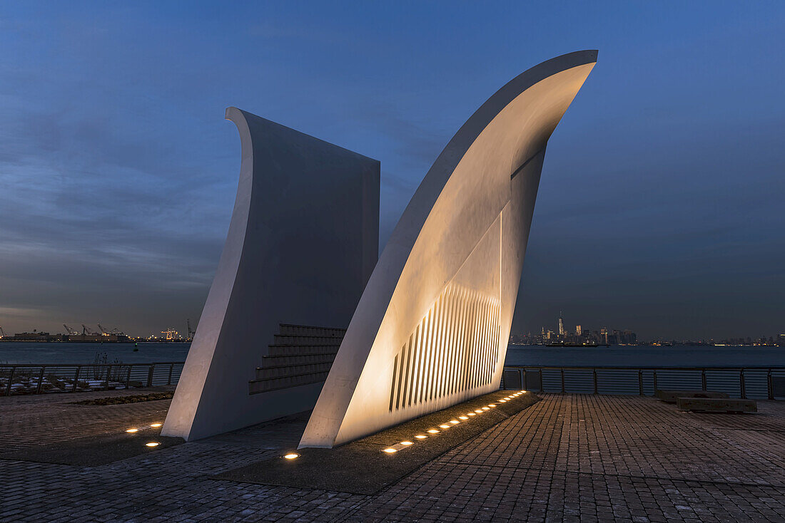 9/11 Postcards Memorial in der Dämmerung, North Shore Esplanade; Staten Island, New York, Vereinigte Staaten Von Amerika