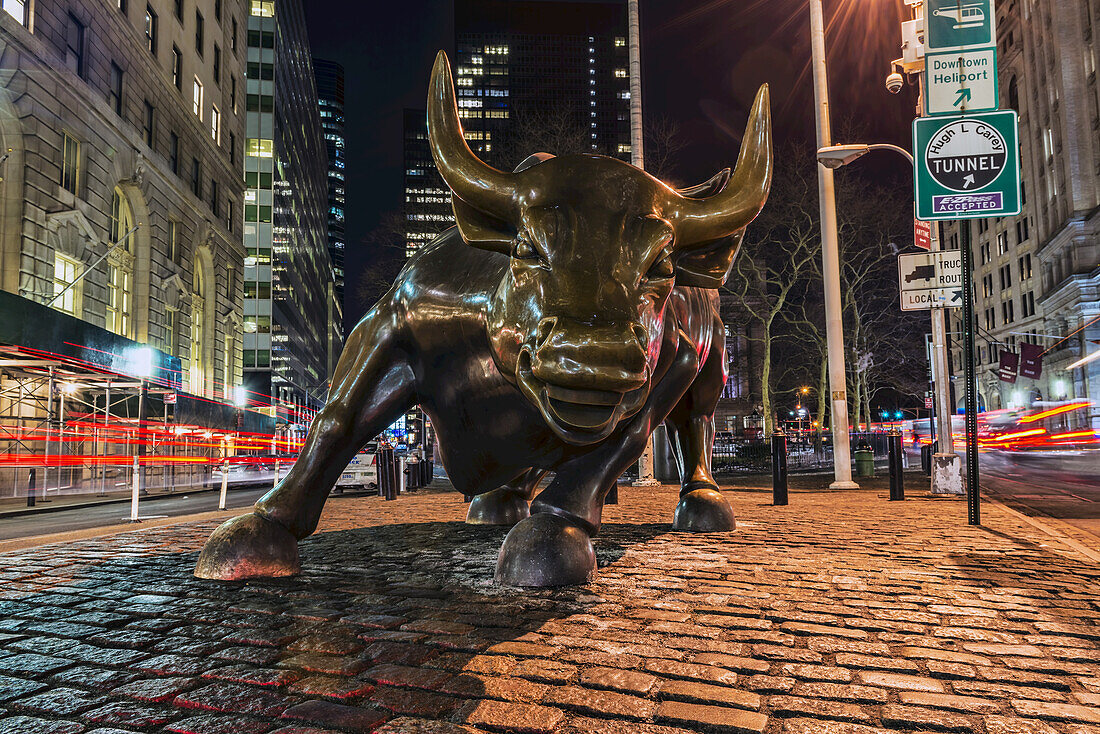 Wall Street Bull bei Nacht, Bowling Green; New York City, New York, Vereinigte Staaten Von Amerika
