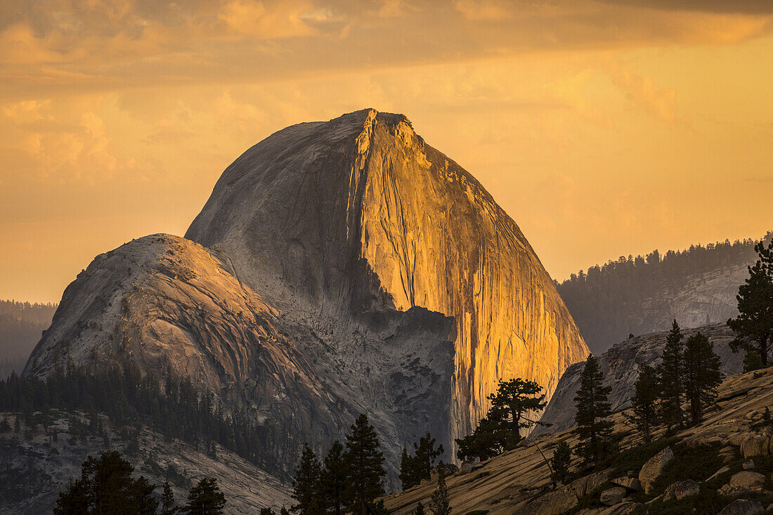 Half Dome bei Sonnenuntergang während des Meadow Fire, von der Nähe des Olmsted Point entlang der Tioga Pass Road im Yosemite National Park aus gesehen; Kalifornien, Vereinigte Staaten von Amerika