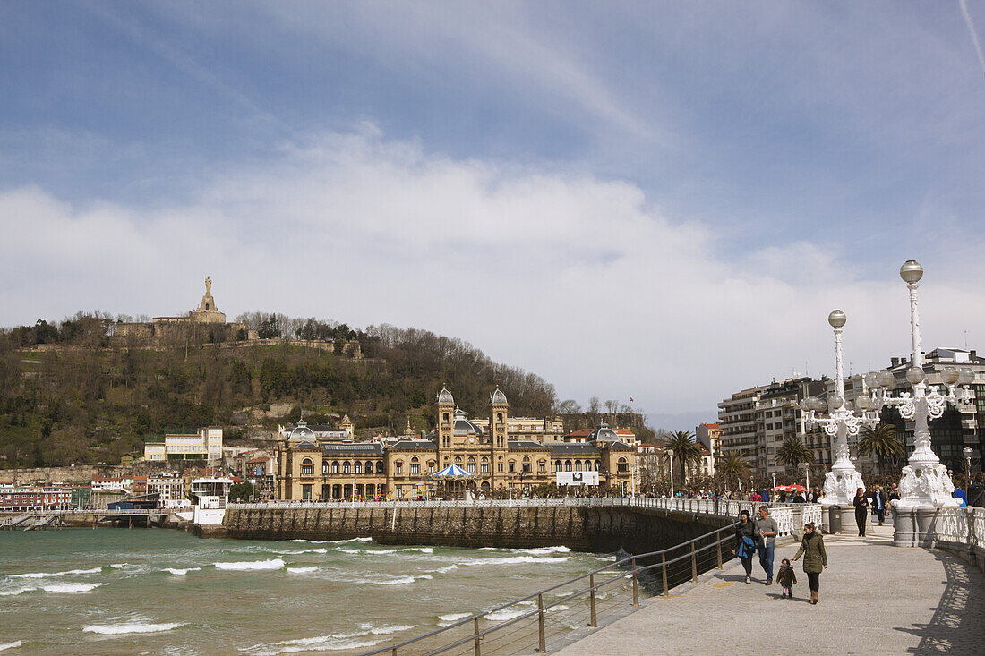 Hochwasser in der Bucht von La Concha, mit der Promenade, die zur Altstadt und zur Festung führt; San Sebastian, Spanien