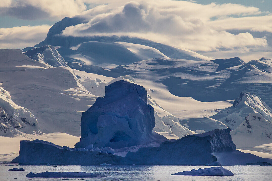 Eisberge in der Gerlache-Straße vor dem Neko-Hafen, Antarktische Halbinsel; Antarktis