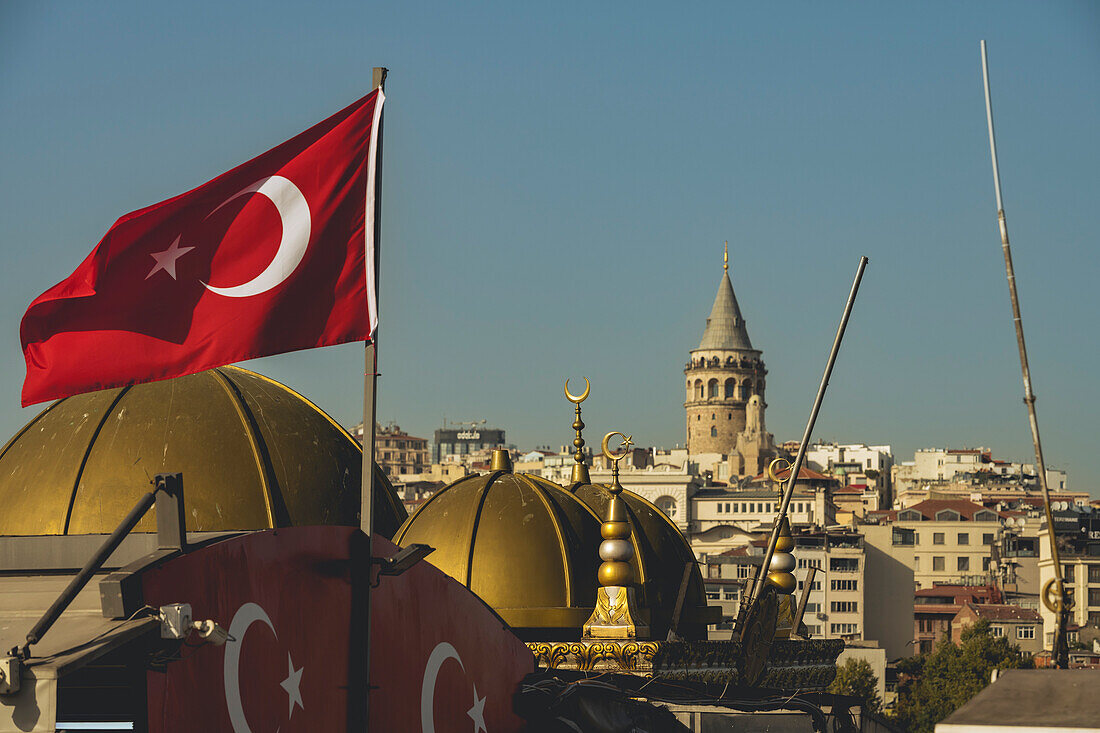 Galata-Turm und die türkische Nationalflagge in Beyoglu; Istanbul, Türkei.