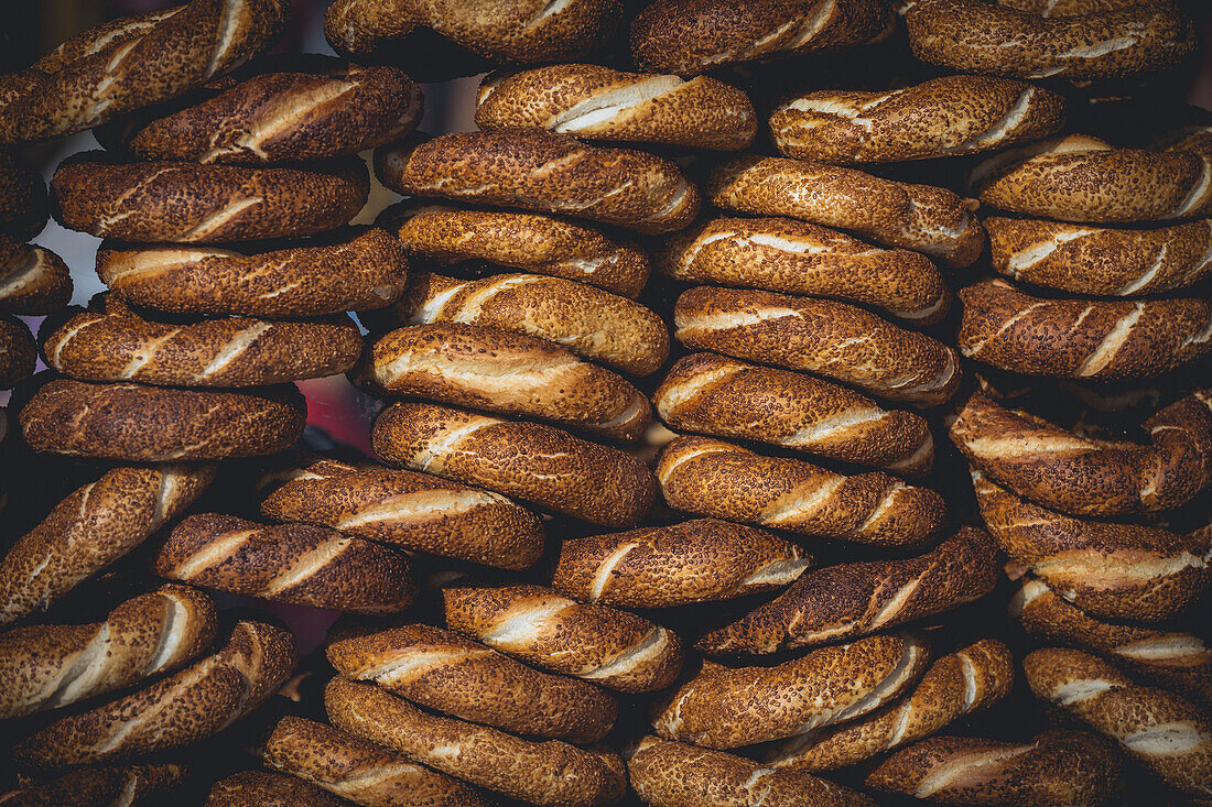 Nahaufnahme eines Stapels von Backwaren zum Verkauf; Simit, Istanbul, Türkei.