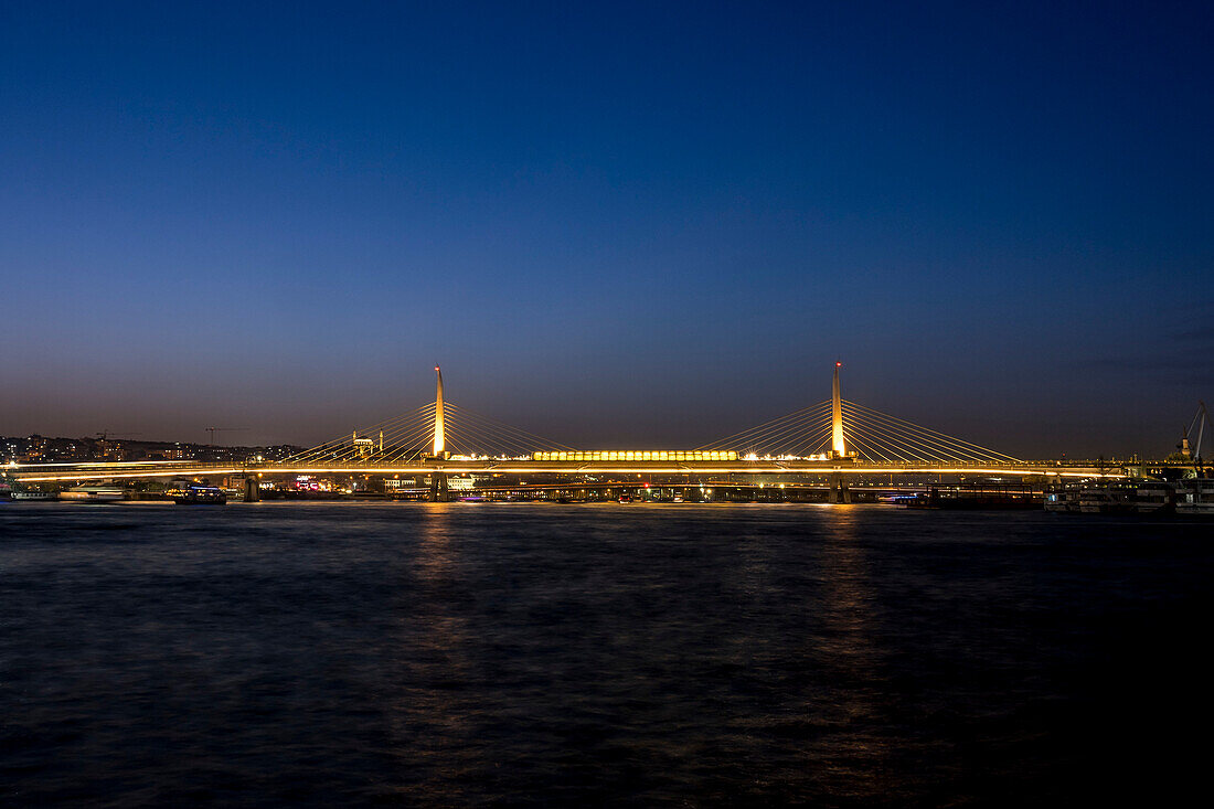 Atatürk-Brücke bei Nacht in Istanbul, Türkei; Istanbul, Türkei.