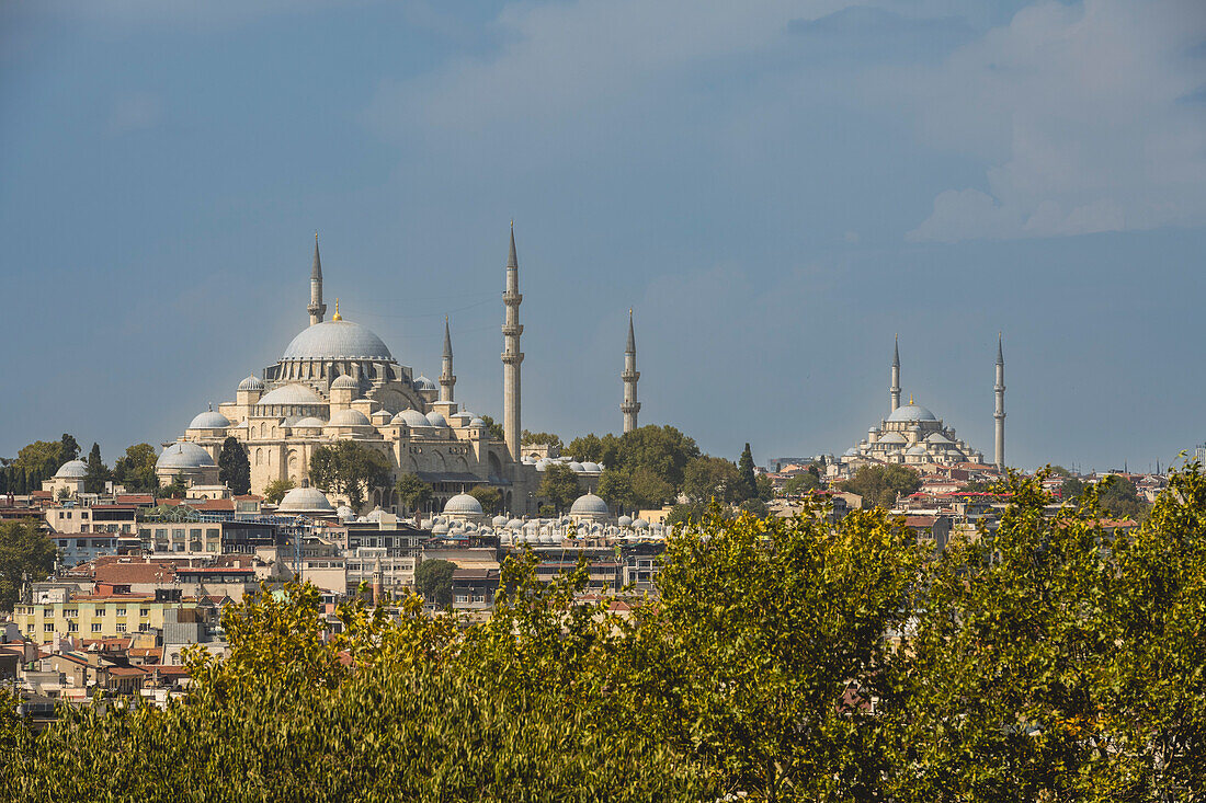 Blick auf die Süleymaniye-Moschee vom Topkapi-Palast aus; Istanbul, Türkei.