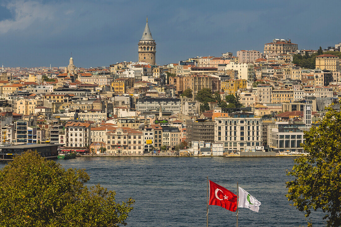Blick auf den Galata-Turm vom Topkapi-Palast aus, Istanbul, Türkei