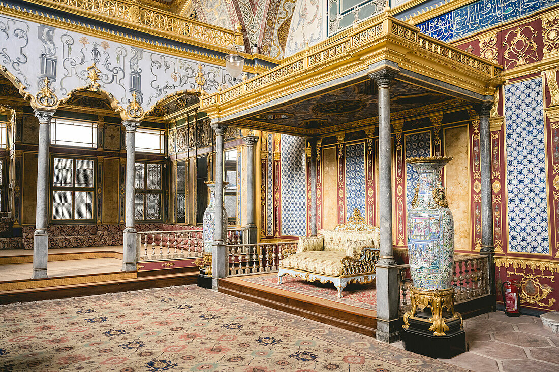 Verschnörkelte architektonische Details und Möbel im Topkapi-Palast; Istanbul, Türkei.
