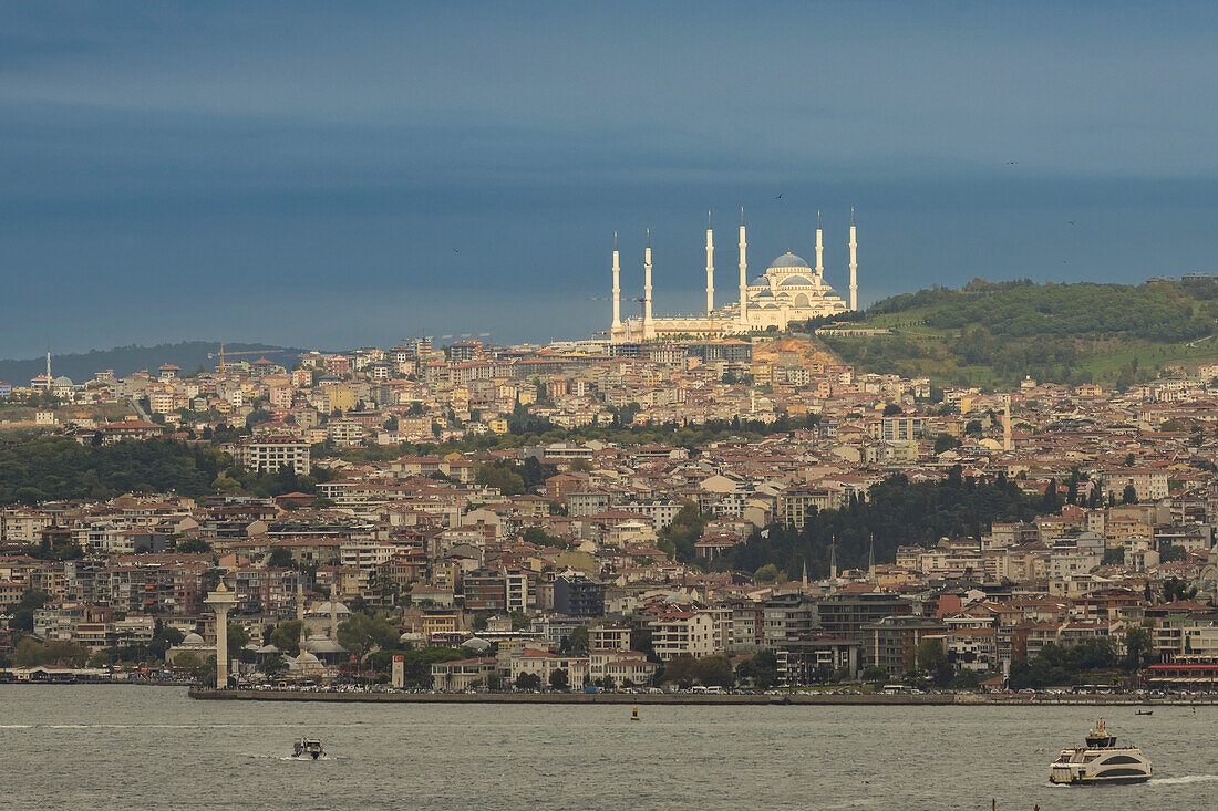 Blick auf die Camlica-Moschee von der Süleymaniye-Moschee aus; Istanbul, Türkei.