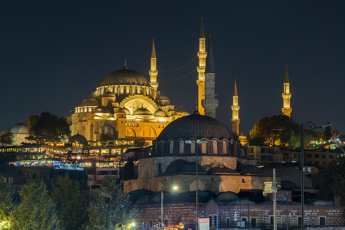 Suleymaniye-Moschee bei Nacht beleuchtet; Istanbul, Türkei
