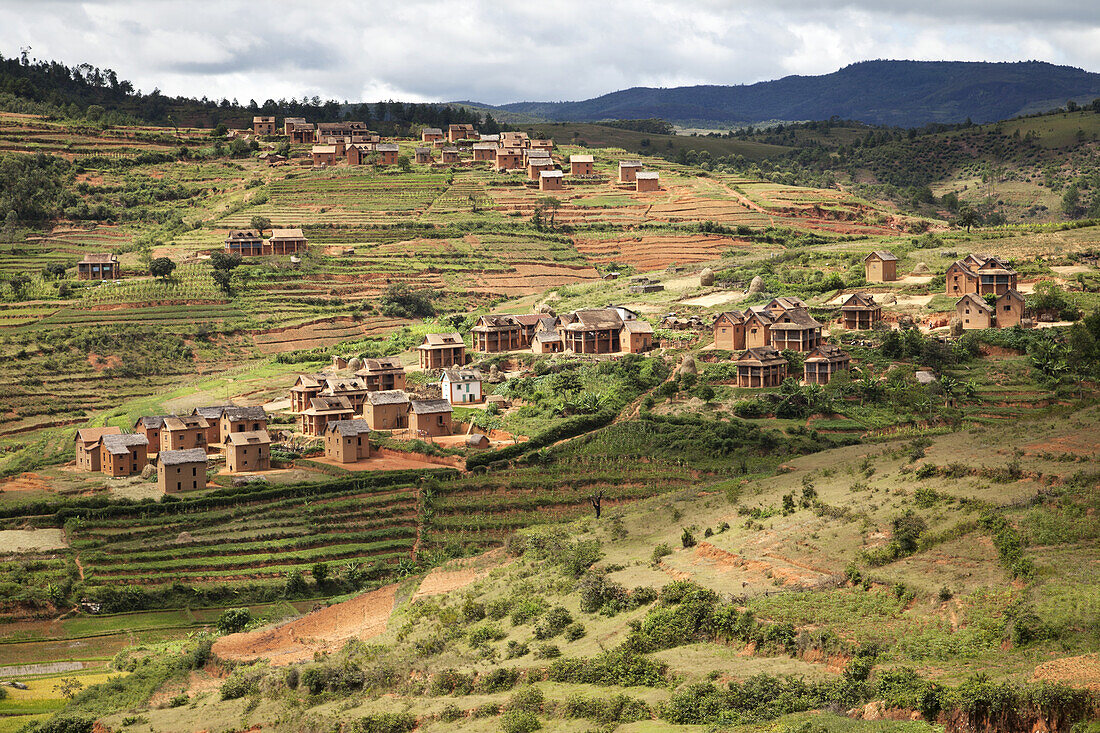 Panorama über ein typisches Dorf in der Gegend von Ambalavao; Fianarantsoa, Madagaskar