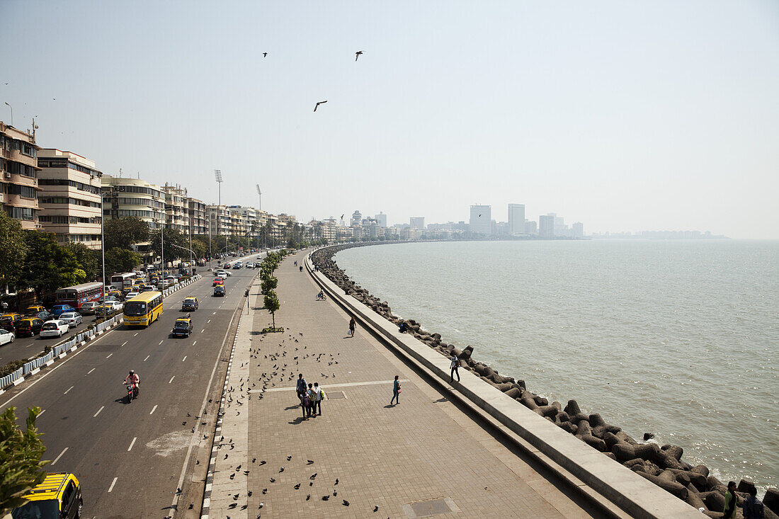 Blick auf den Marine Drive am Strand und die Uferpromenade; Mumbai, Indien