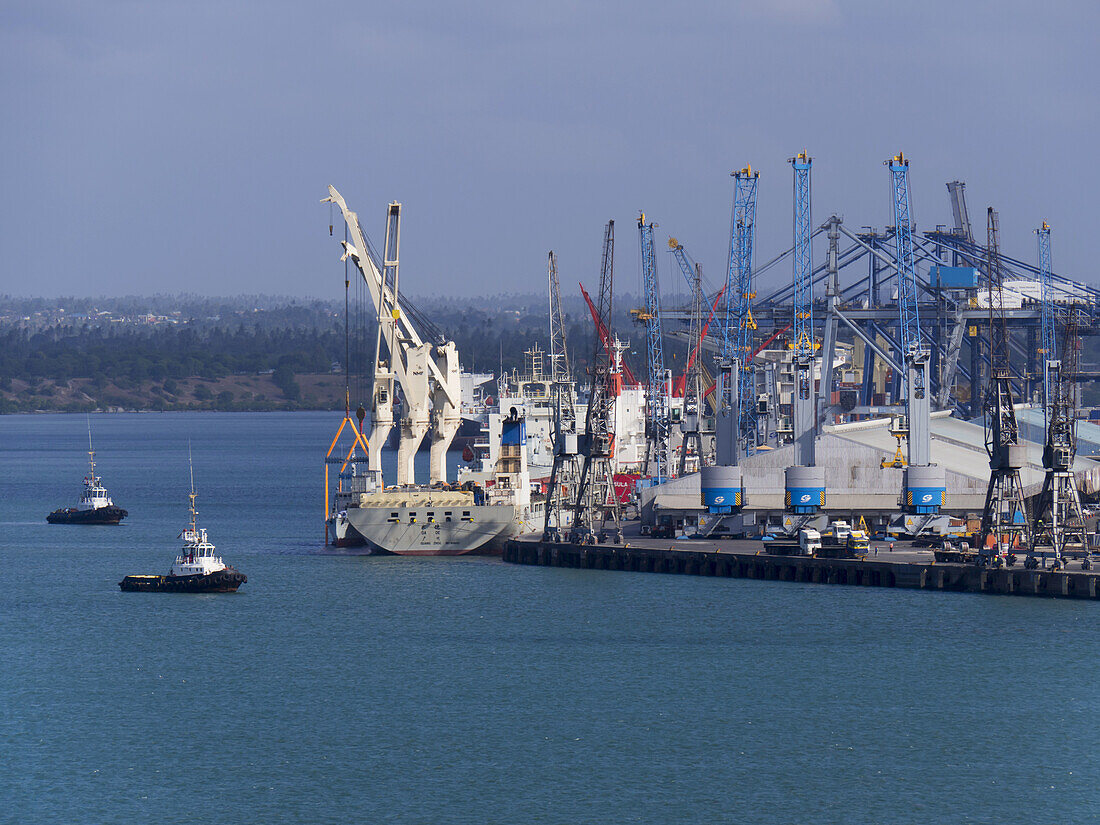 Boote und Kräne im Hafen; Dar Es Salaam, Tansania
