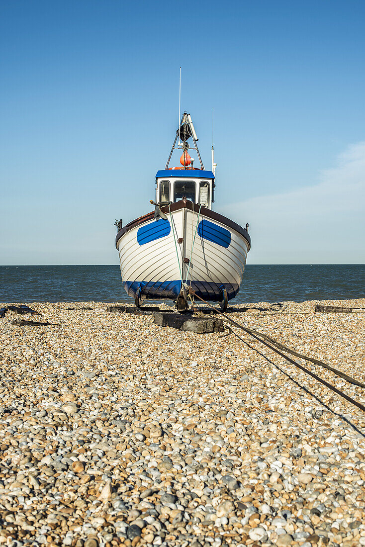 Ein Boot auf einem Kiesstrand; Dungeness, Kent, England