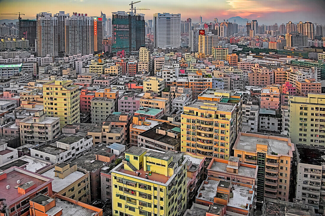 Blick auf Shenzhen aus dem oberen Stockwerk einer Wohnung in der Stadt; Shenzhen, Guangdong, China.