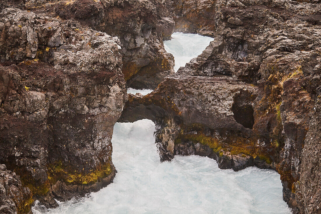 Barnafoss-Wasserfall am Hvita-Fluss, in der Nähe von Reykholt, Westisland; Island.