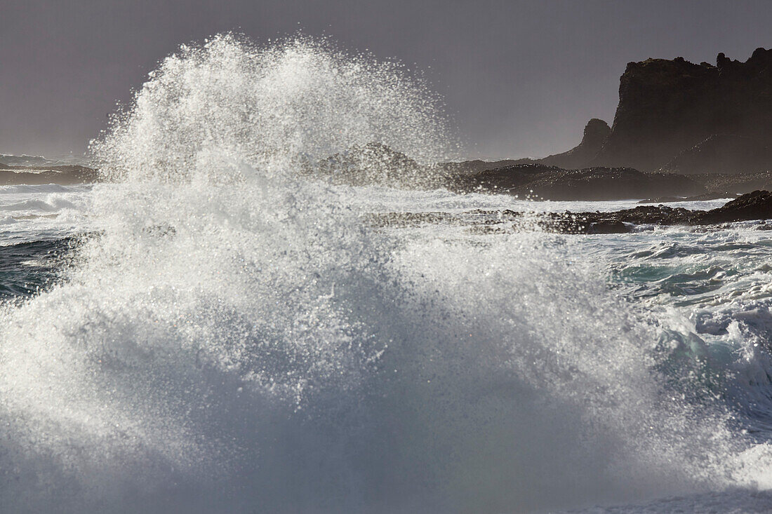 Gischt der Brandung entlang der Lavaklippen bei Dritvik am westlichen Ende der Halbinsel Snaefellsnes, Westisland; Island