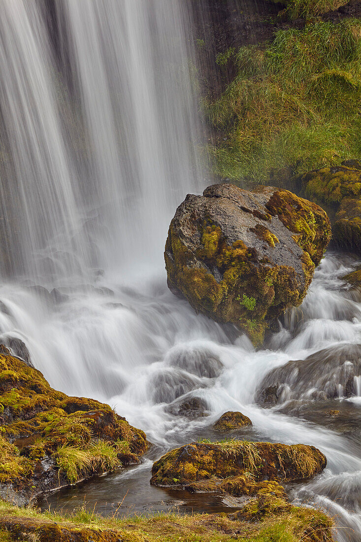 Hafrafell-Wasserfall in den Bergen bei Stykkisholmur, Halbinsel Snaefellsnes, Westisland; Island