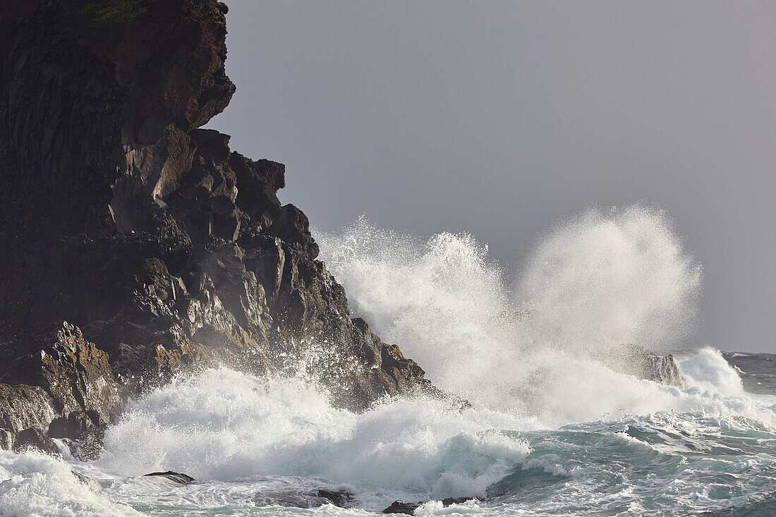 Brandung prallt auf den Felsen Trollakirkja bei Dritvik, am westlichen Ende der Halbinsel Snaefellsnes, Westisland; Island