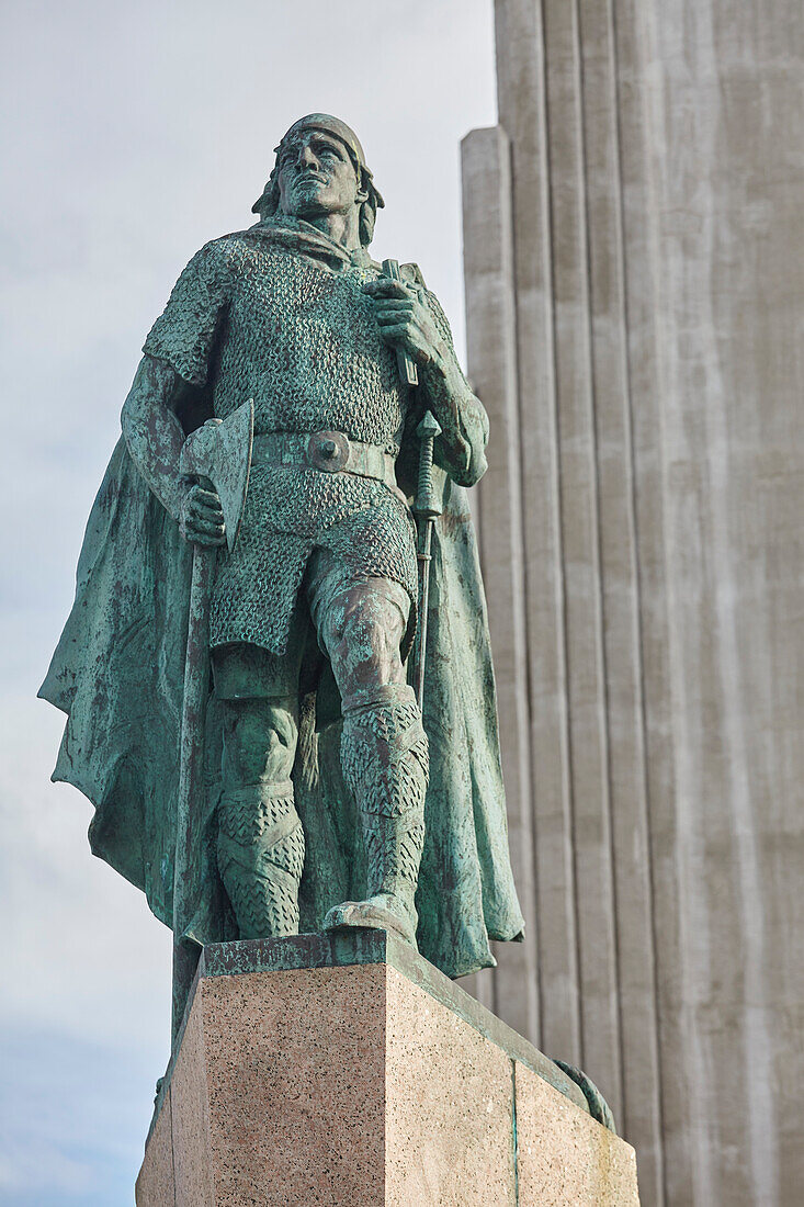 Statue von Leif Erikson an der Hallgrimskirkja Kirche in Reykjavik; Reykjavik, Island.