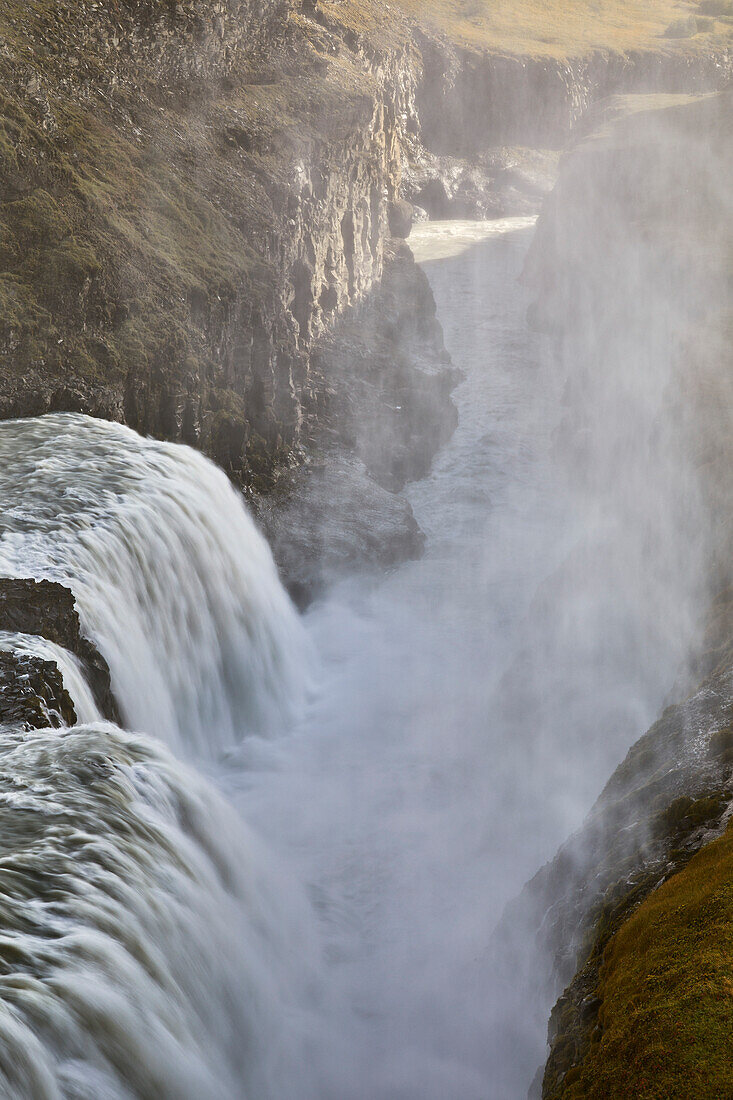Spritzer und Nebel über dem Gullfoss-Wasserfall im Goldenen Kreis in Island; Island