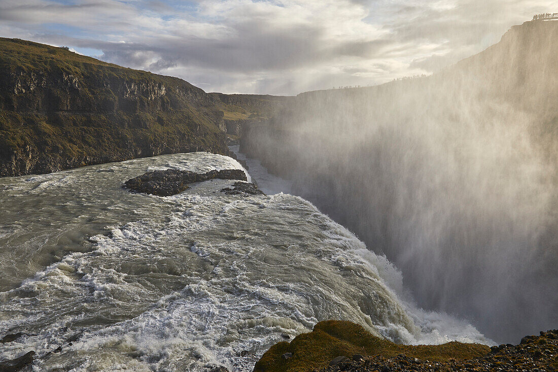 Spritzer und Nebel über dem Gullfoss-Wasserfall im Goldenen Kreis in Island; Island