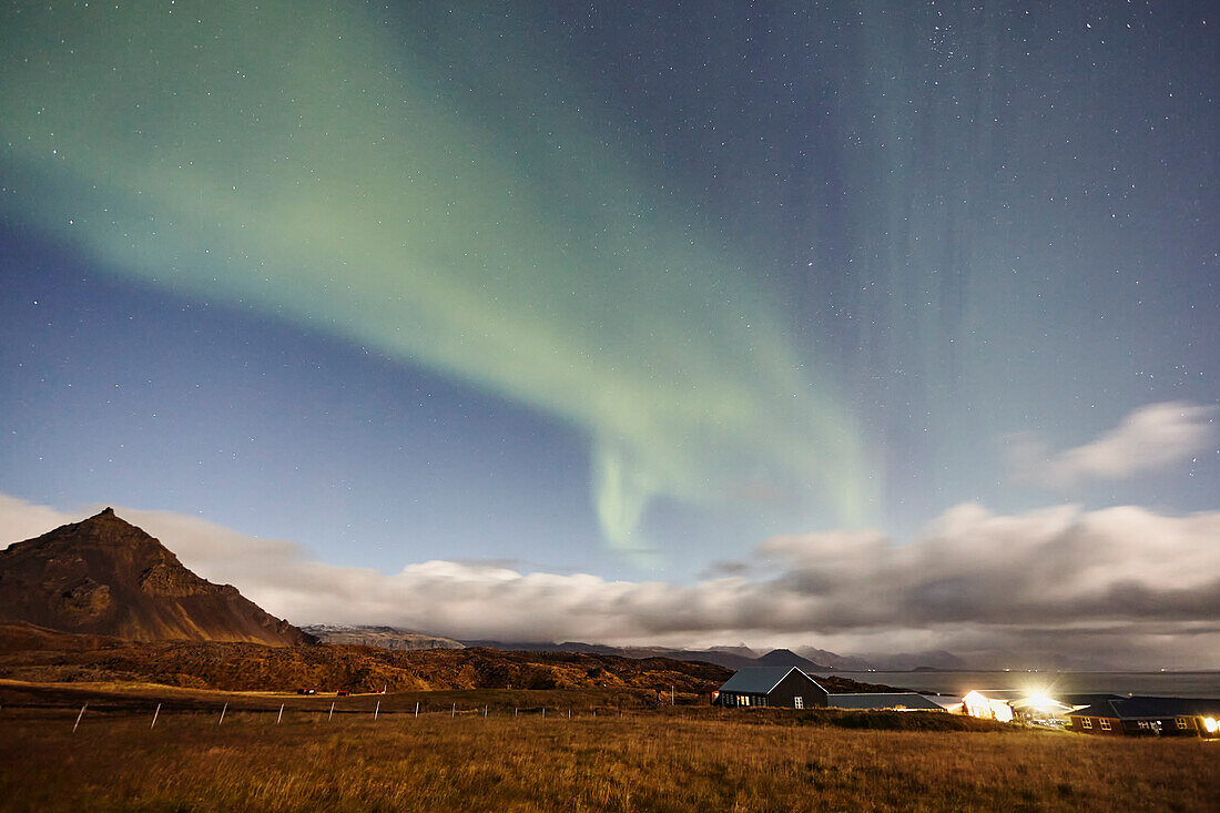 Nordlicht über Hellnar, Halbinsel Snaefellsnes, Westküste von Island; Hellnar, Island.