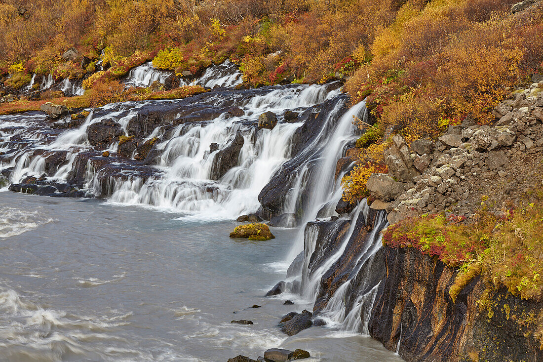 Hraunfosser Wasserfall und der Fluss Hvita, nahe Reykholt, Westisland; Island