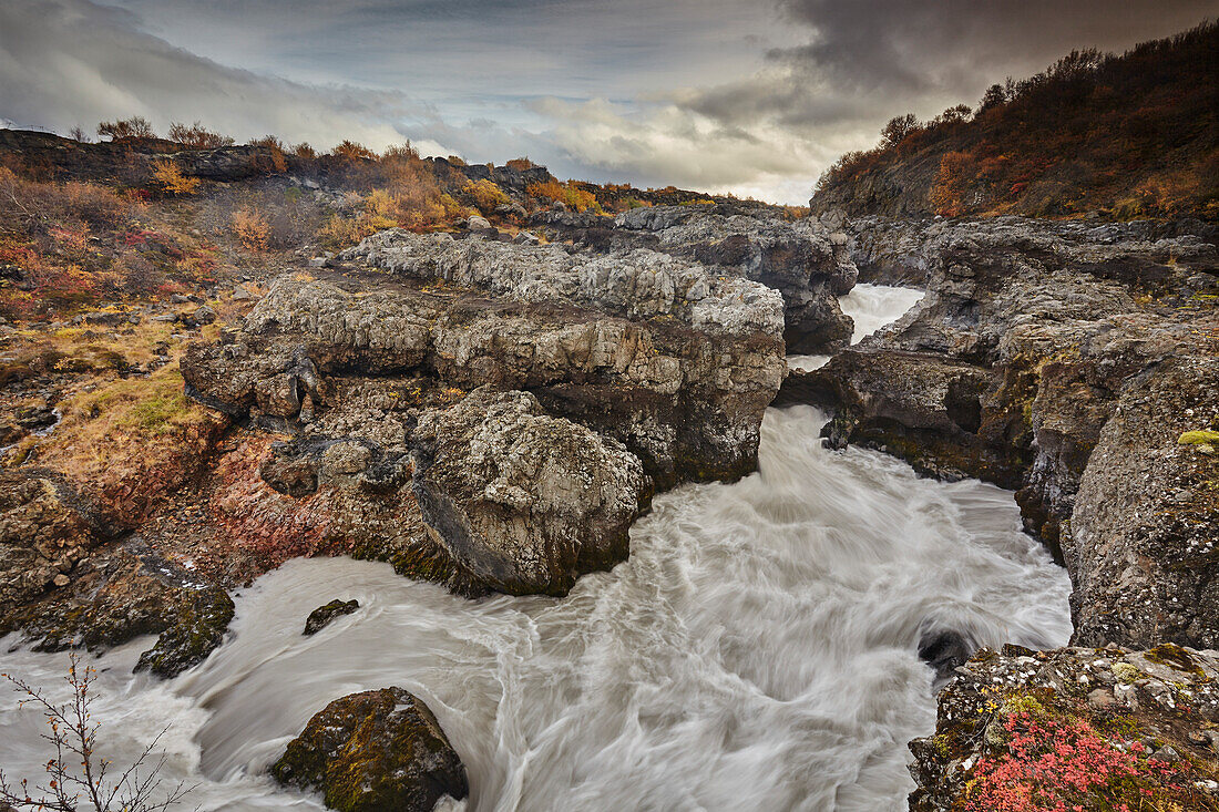 Barnafosser Wasserfall am Fluss Hvita, in der Nähe von Reykholt, Westisland; Island.