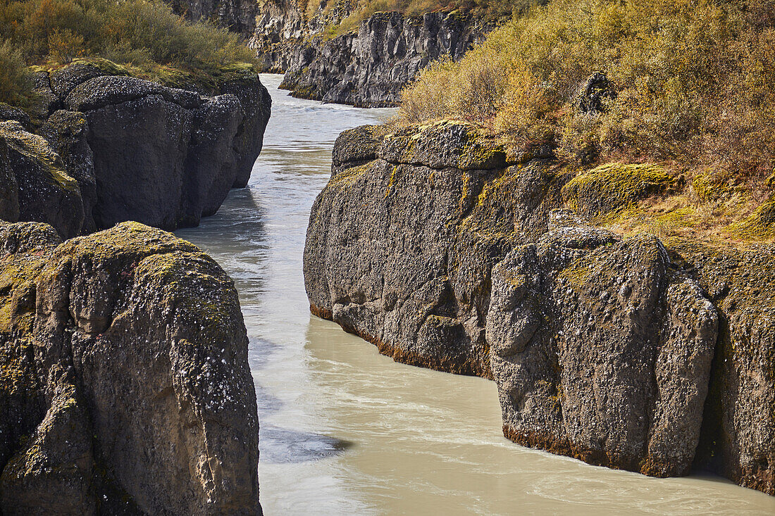 Ruhiger Fluss Hvita fließt durch eine Schlucht in der Nähe von Geysir, im Goldenen Kreis im Süden Islands; Island