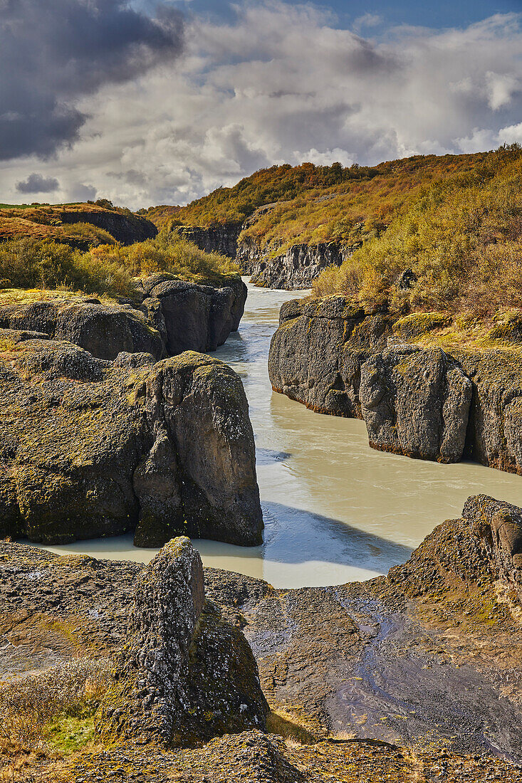 Ruhiger Fluss Hvita fließt durch eine Schlucht in der Nähe von Geysir, im Goldenen Kreis im Süden Islands; Island