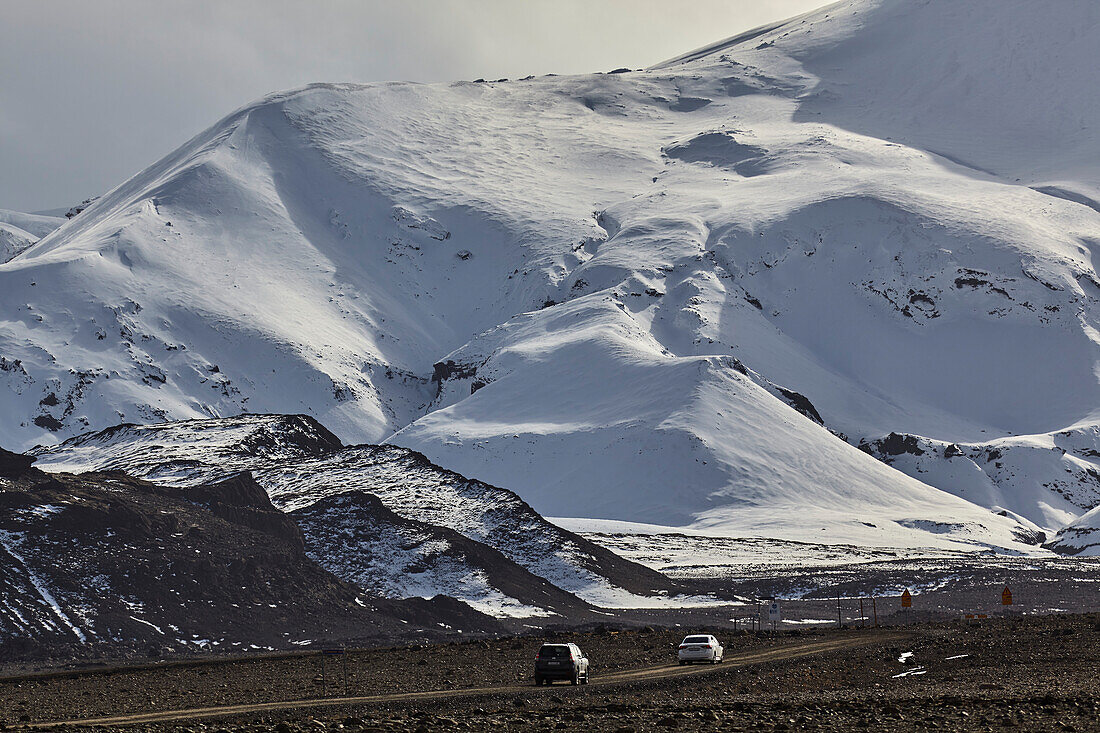 Fahrzeuge befahren die Route F550 im westlichen Hochland, die zum Langjokull-Gletscher und zum Kaldidalur-Tal im Westen Islands führt; Island.