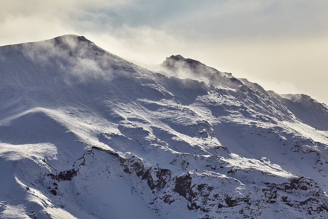 Schneebedeckte Berge im Frühwinter im Kaldidalur-Tal, in der Nähe des Langjokull-Gletschers, im westlichen Hochland von Westisland; Island