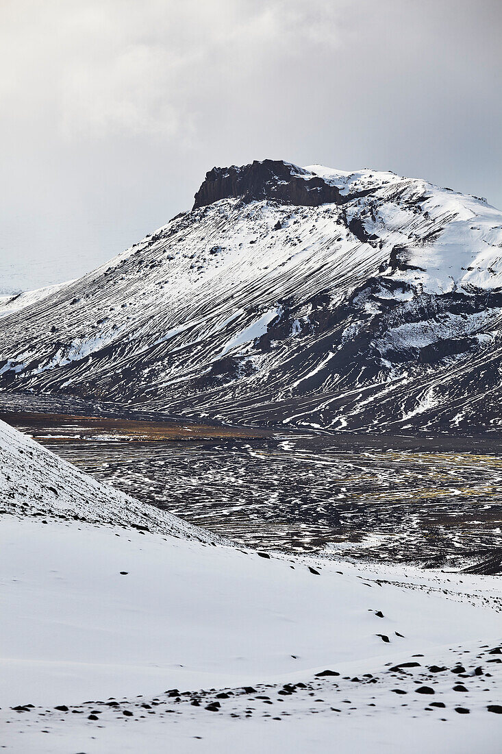Schneebedeckte Berge im Frühwinter im Kaldidalur-Tal, vom Langjokull-Gletscher aus gesehen, im westlichen Hochland von Westisland; Island