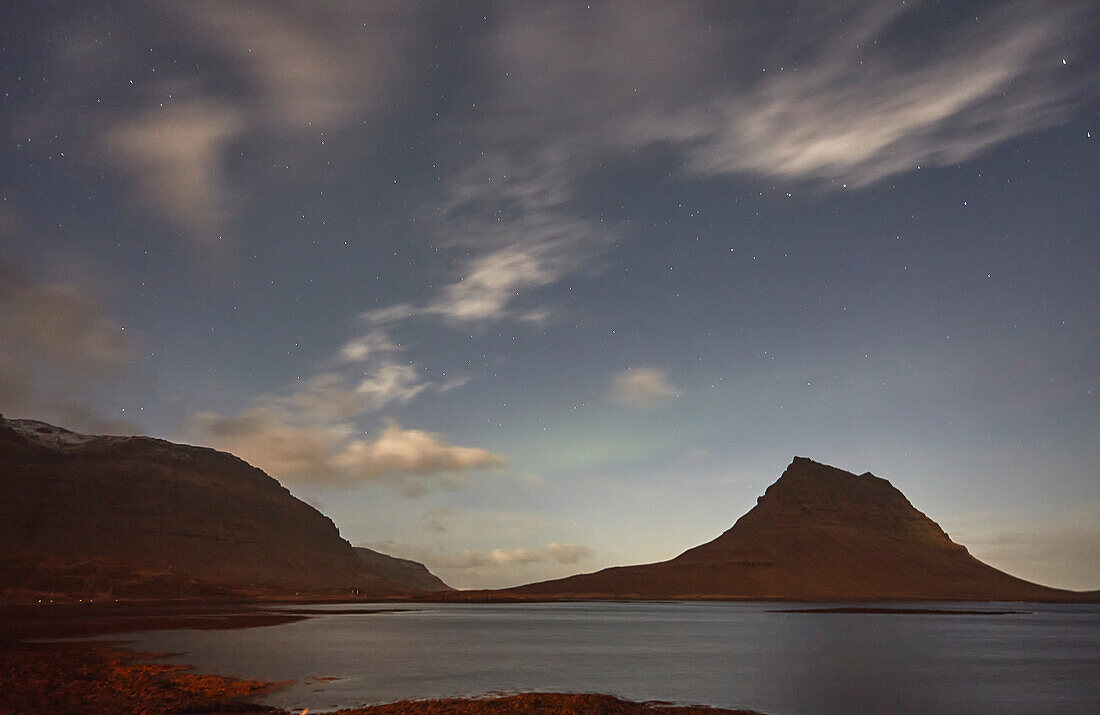 Nachthimmel über dem Berg Kirkjurfell, Grundarfjordur, Snaefellsnes-Halbinsel, Westküste Islands; Island