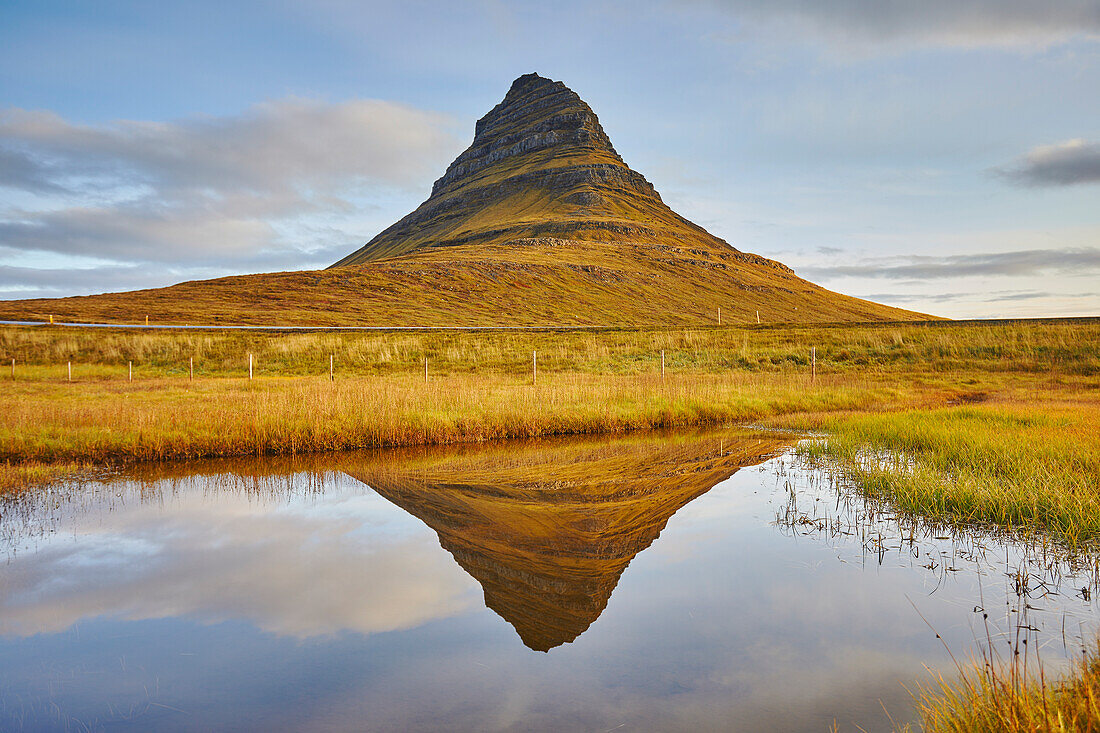 Berg Kirkjufell und sein Spiegelbild im Wasser, nahe Grundarfjordur, Snaefellsnes, Island; Island