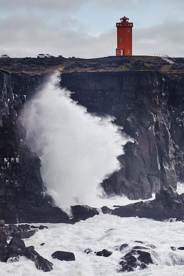 Brandung auf Klippen und roter Leuchtturm bei Skalasnagi, Snaefellsnes-Halbinsel, Westküste von Island; Island