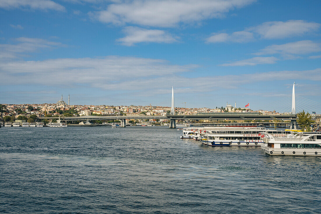 Flusskreuzfahrtschiff auf dem Bosporus in Istanbul; Istanbul, Türkei