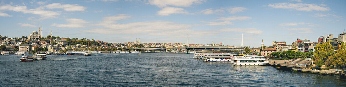 Panoramablick auf den Bosporus, Goldenes Horn, Istanbul, Türkei; Istanbul, Türkei.