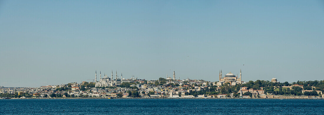 Panoramablick auf die Blaue Moschee, die Hagia Sofia und den Topkapi-Palast von Kadiköy, asiatische Seite; Istanbul, Türkei.