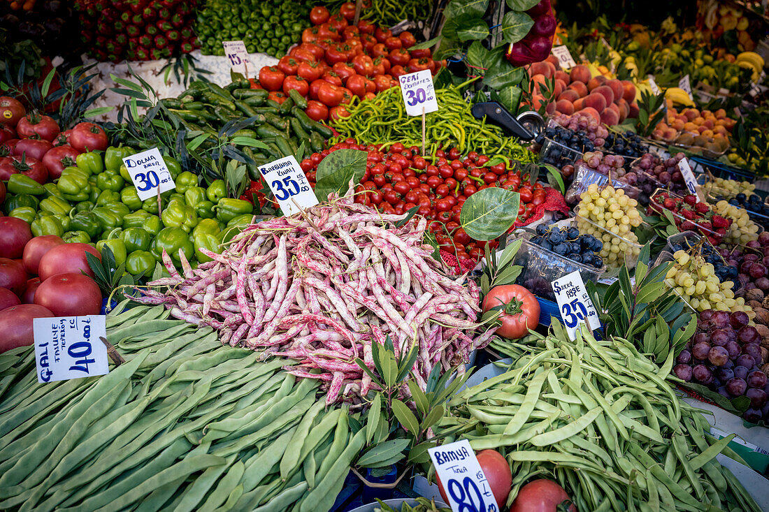 Obst und Gemüse zum Verkauf auf dem Kadiköy-Markt in Kadiköy, Istanbul; Istanbul, Türkei.