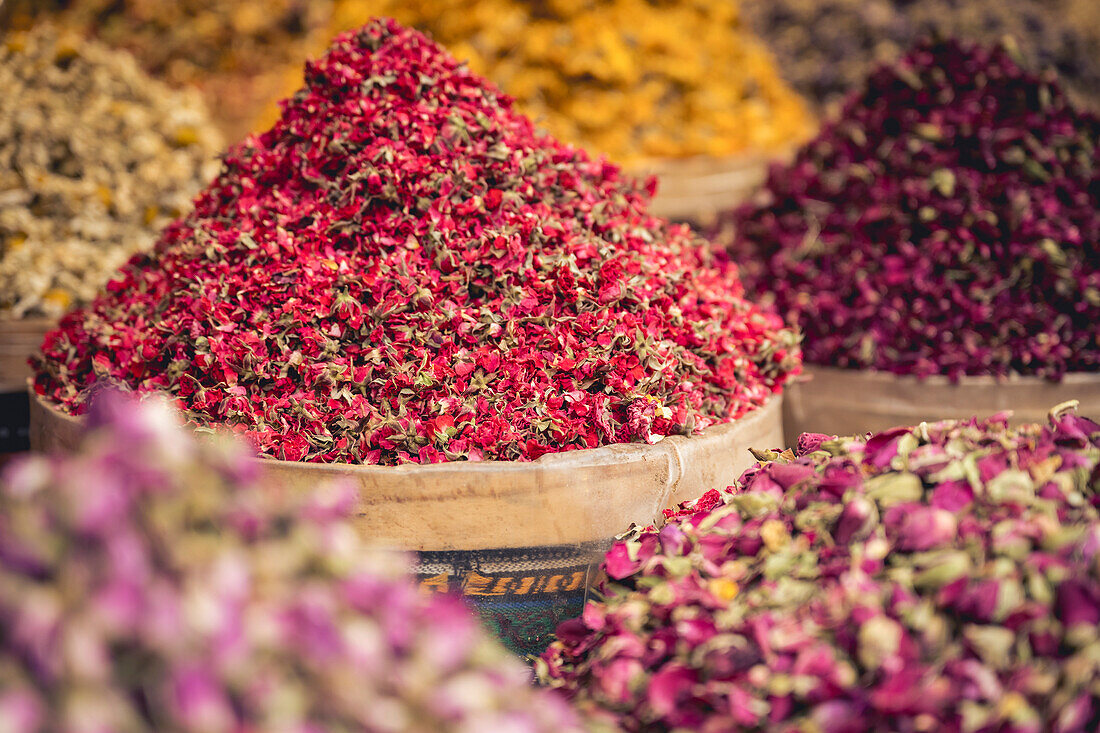 Getrocknete Blumen zum Verkauf auf dem Gewürzbasar in Istanbul; Istanbul, Türkei