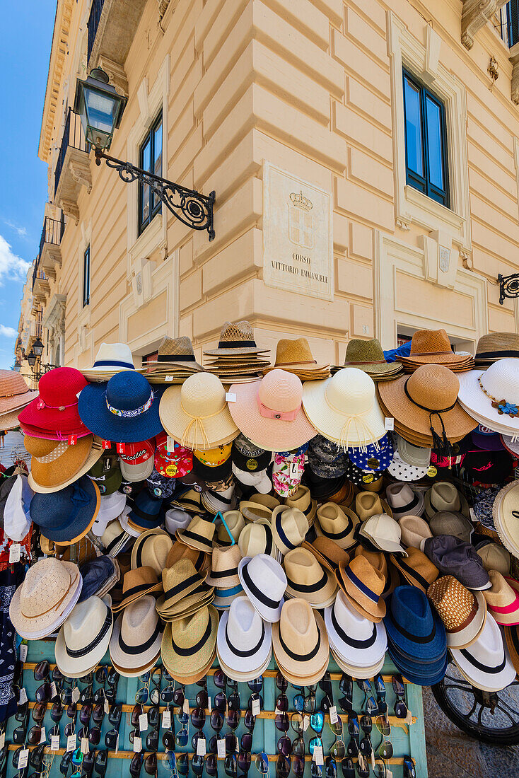 Italienische Hüte zum Verkauf, Corso Vittorio Emanuele, Trapani Stadt; Trapani, Sizilien, Italien