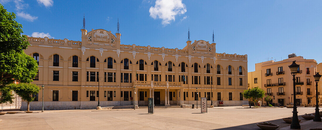 Fassade des Postgebäudes in der Stadt Trapani; Trapani, Sizilien, Italien.