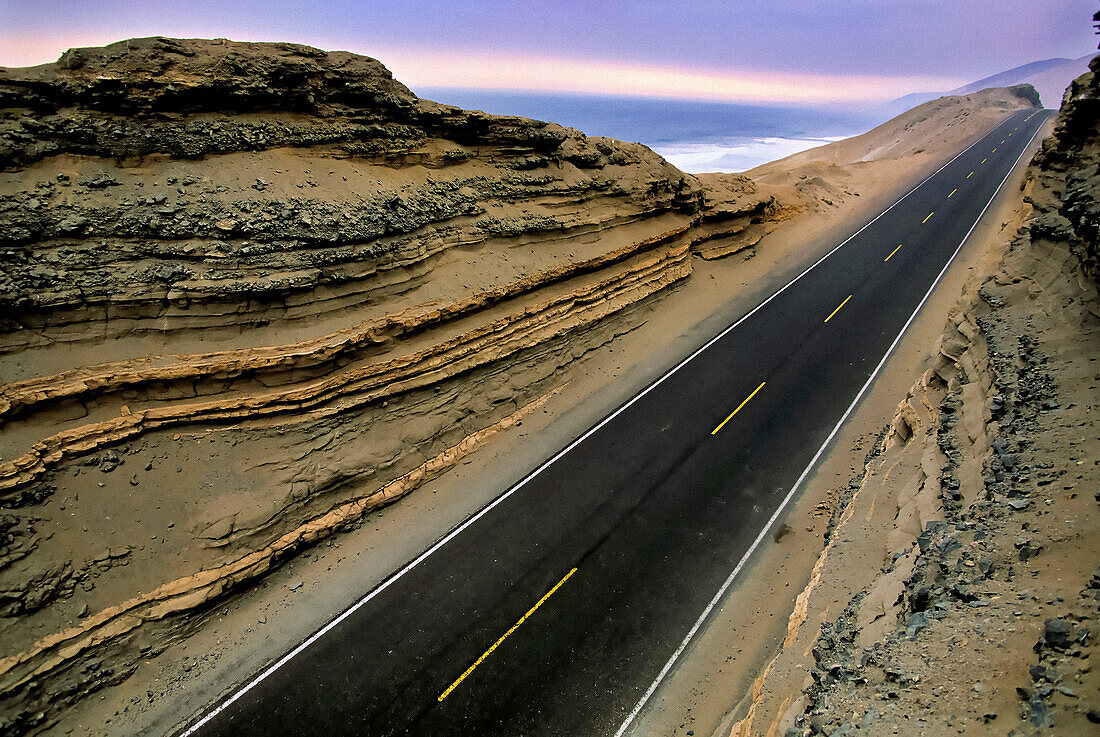 Der Pan American Highway ist eine leere, einsame, trostlose Straße, die hunderte von Kilometern entlang der peruanischen Pazifikküste am Meer entlang führt; In der Nähe von Chala, Peru