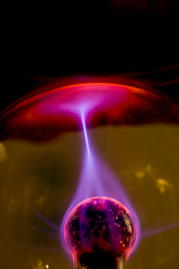 Plasmakugel mit rot-violetter und rosa elektrischer Entladung